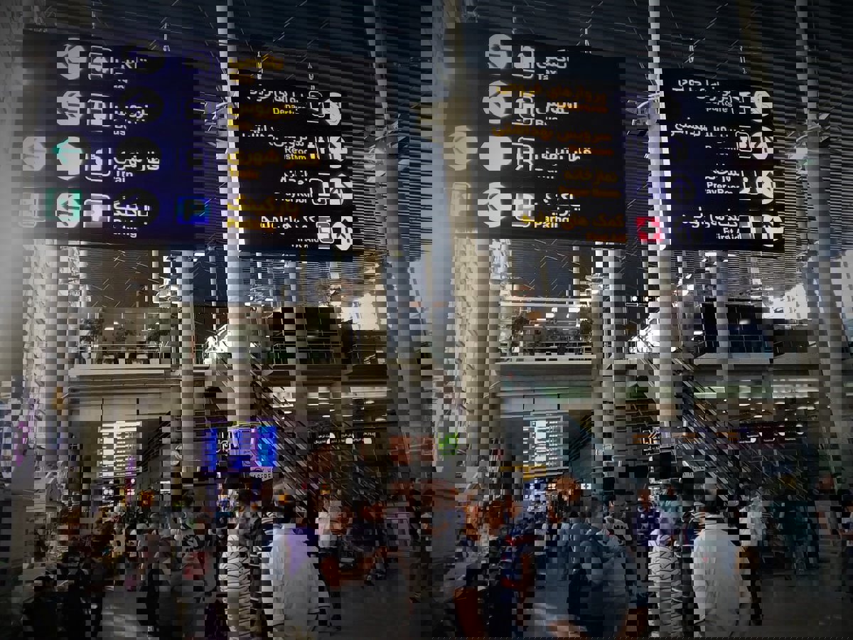 تعليق الرحلات الجوية في مدن إيرانية بعد دوي الانفجارات