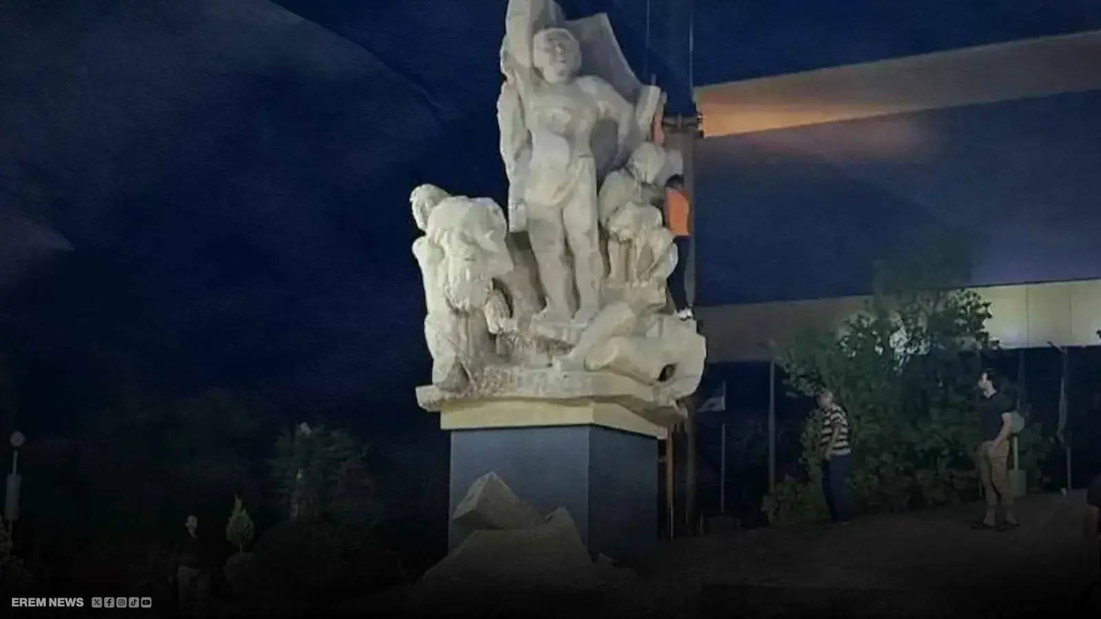 غضب سوري بعد تحطم "تمثال الشهداء" في حلب (فيديو إرم)