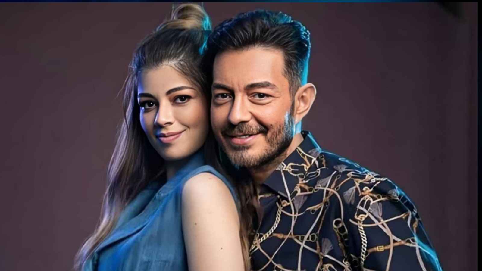 لحظة مؤثرة.. أحمد زاهر يكتب عقد قران ابنته ليلى بالدموع (فيديو)