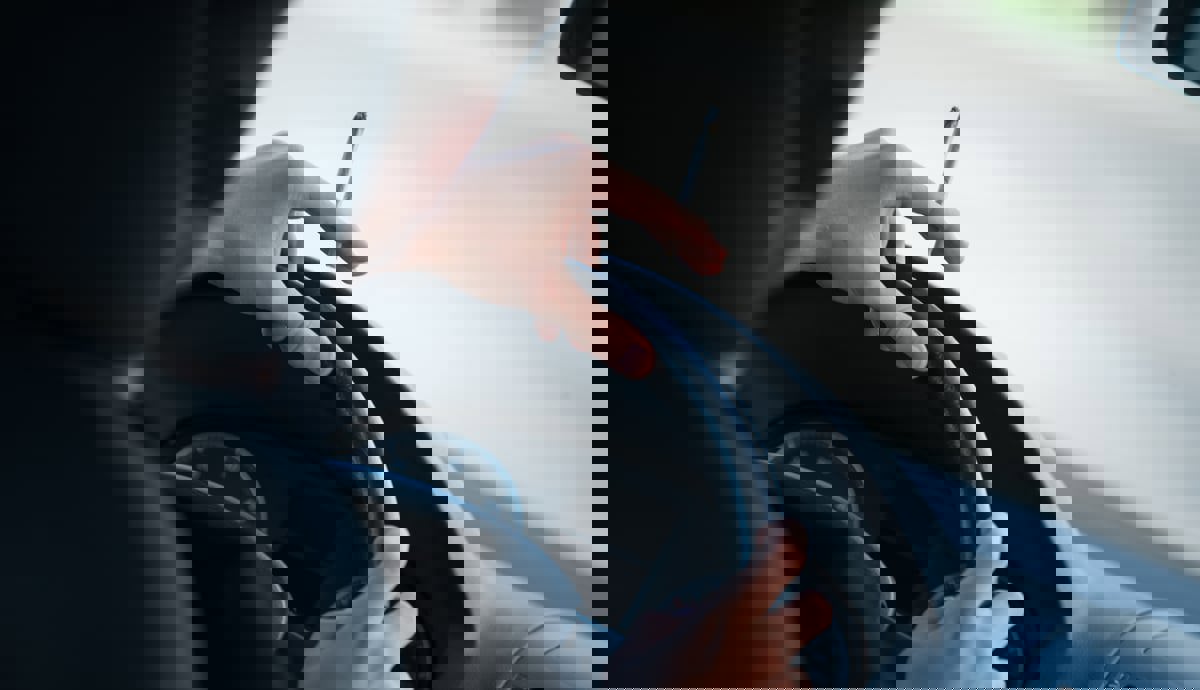 السعودية.. سائق أجرة يطرد زبونا "غير عادي" من سيارته (فيديو)