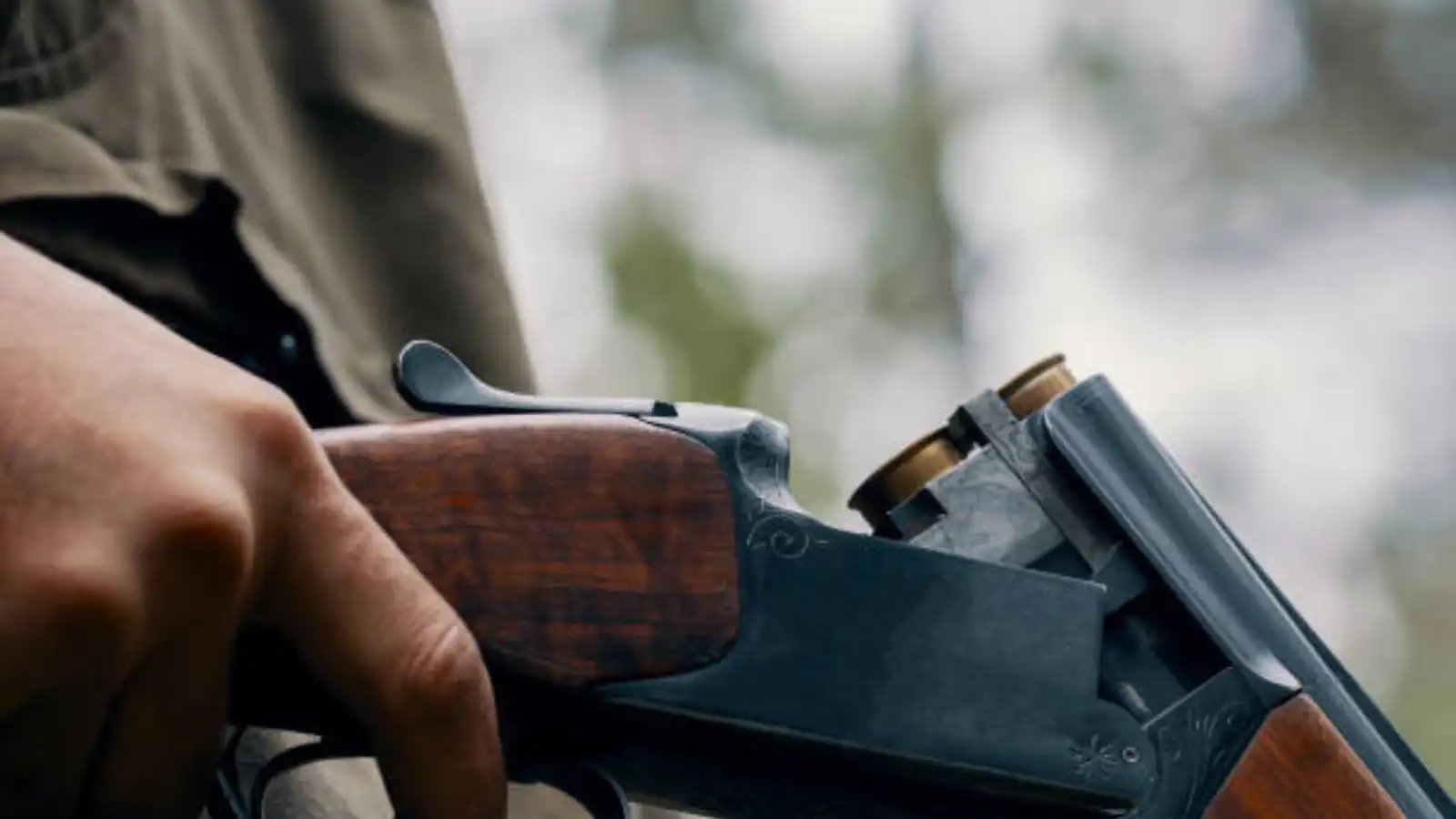 بعد اغتراب لسنوات.. أب يمني يستقبل ابنه برصاصة "قاتلة"