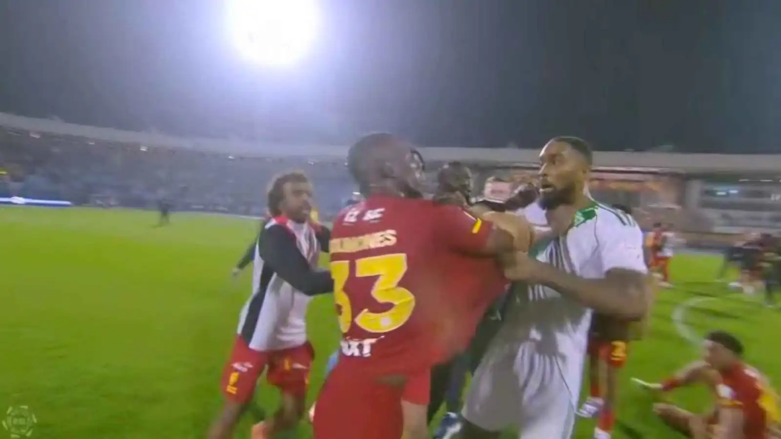 اشتباك بالأيدي بين إيفان توني وكينيونيس (فيديو)