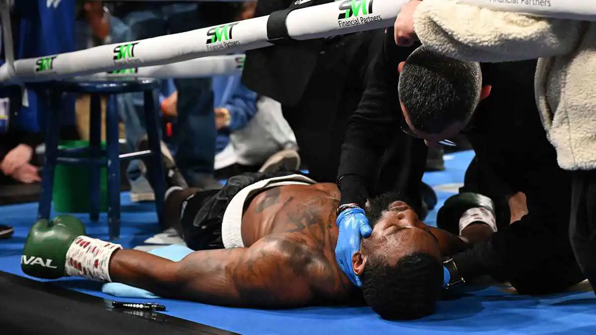 انهيار صادم لملاكم خلال نزاله على الحلبة (فيديو)