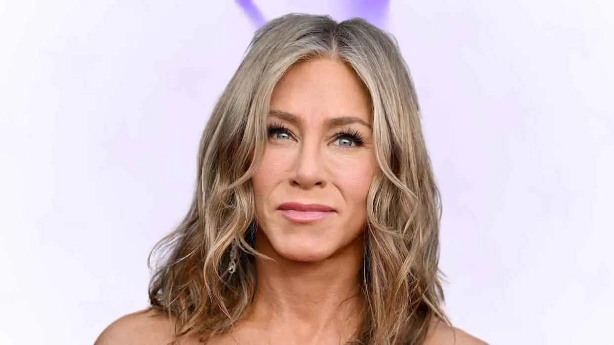 جينيفر أنيستون "تثير الجدل" بموعد عشاء مع بيدرو باسكال