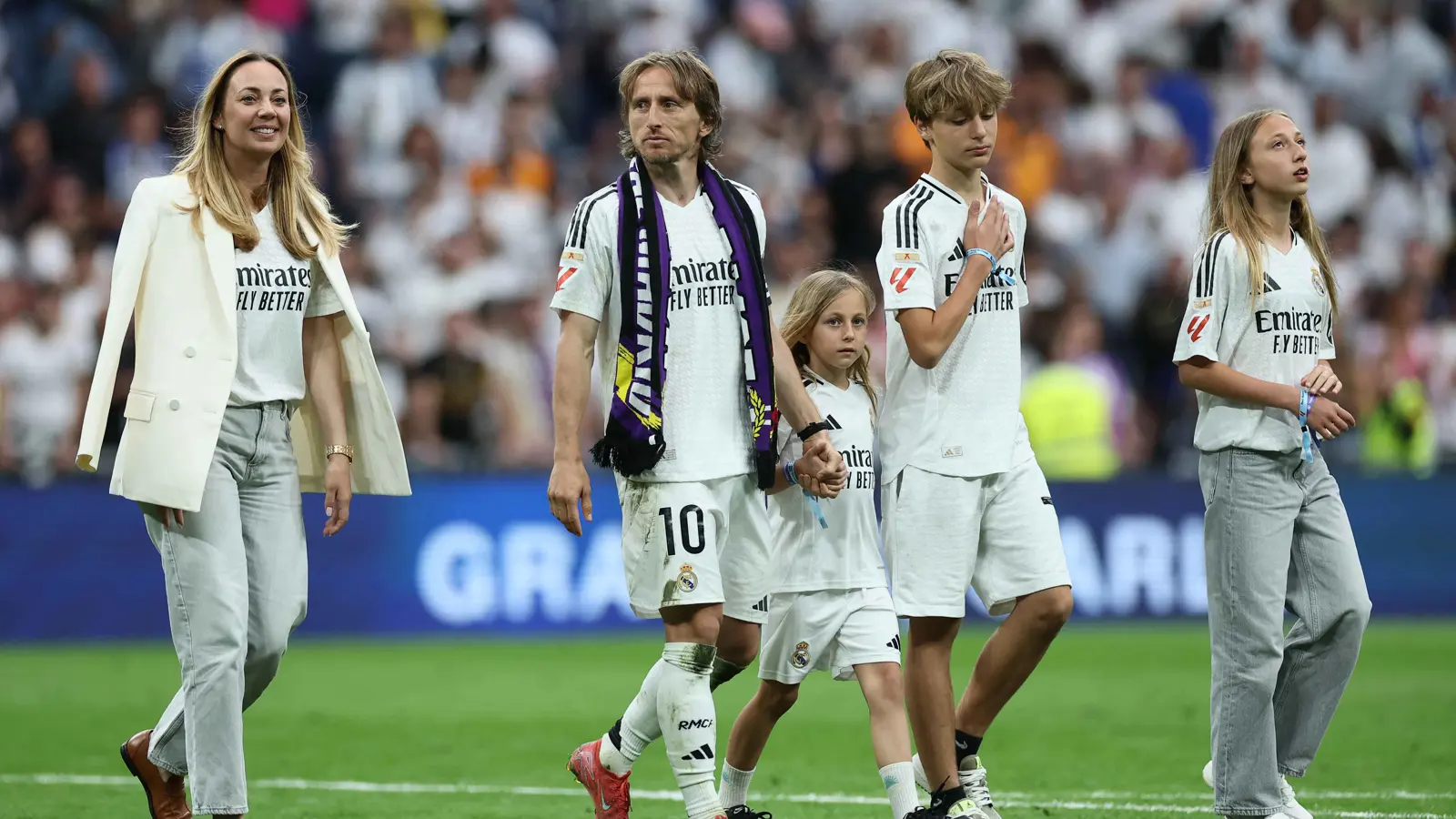 دموع في الممر الشرفي.. مودريتش يغادر ريال مدريد باكيا (فيديو)