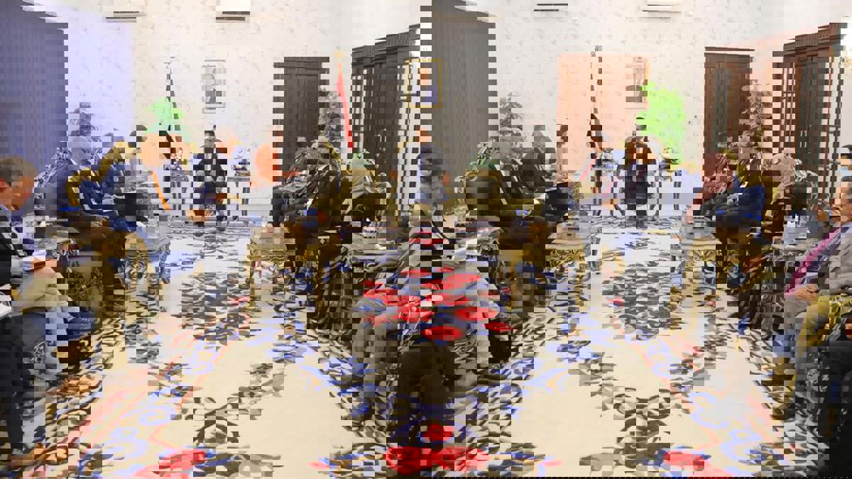 رئيس الحكومة اليمنية يطلب دعمًا أوروبيًا عاجلًا لإنقاذ العملة