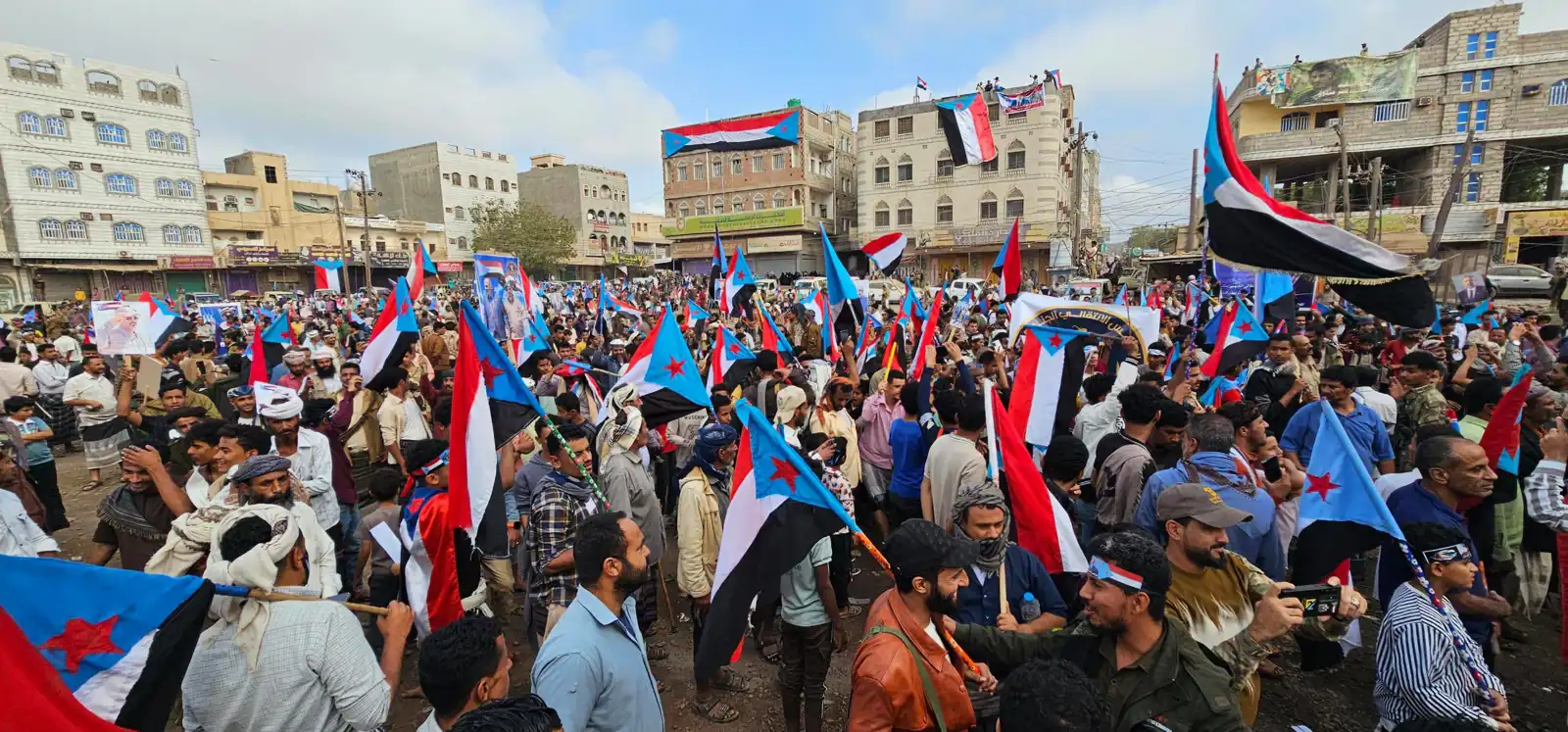 آلاف الجنوبيين يرفضون عودة رشاد العليمي إلى عدن