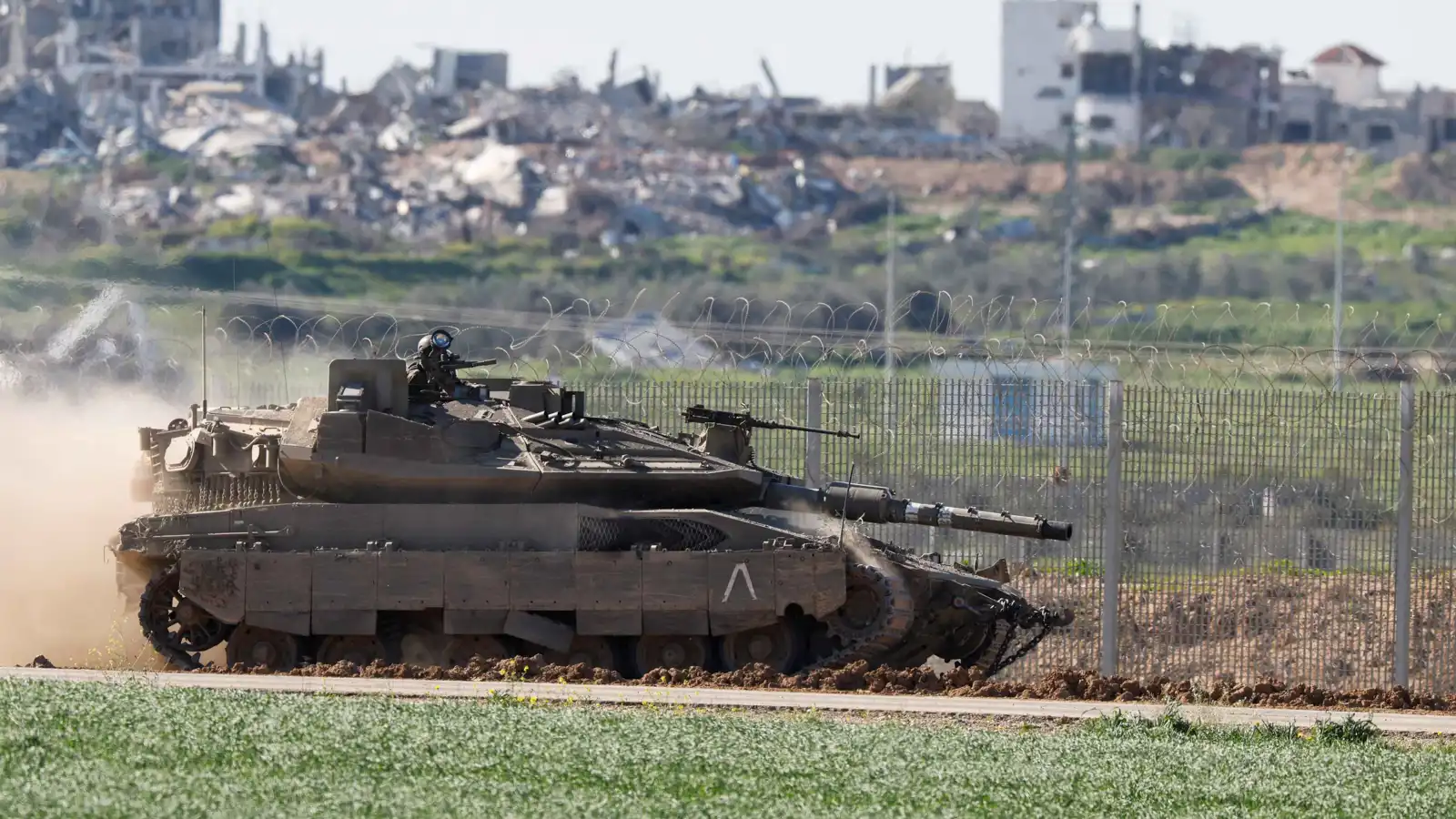 لتدمير الأنفاق والمباني.. الجيش الإسرائيلي يكثف عملياته في الخط الأصفر