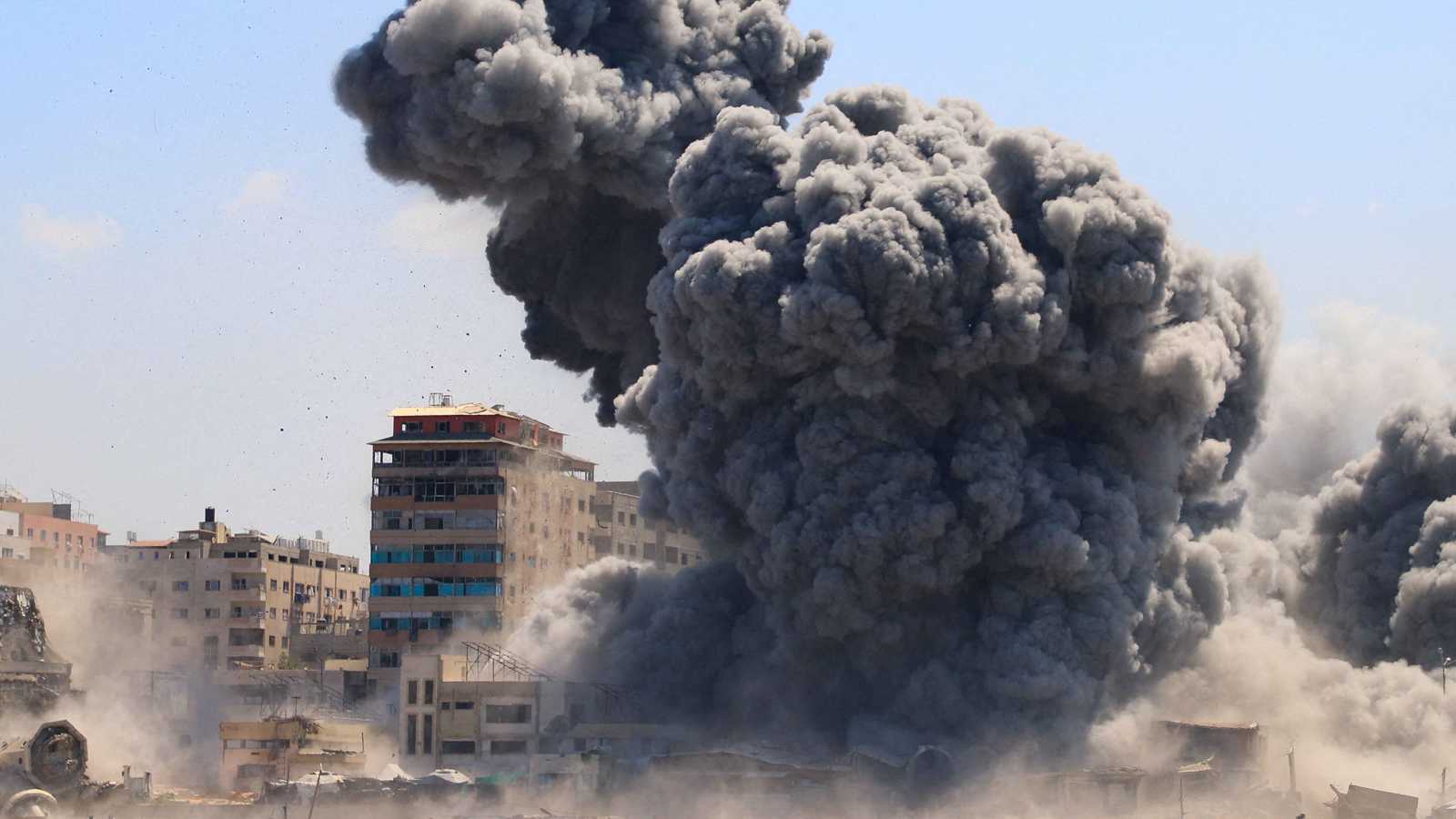 الجيش الإسرائيلي يدمر "برج النور" في غزة بالكامل (فيديو)