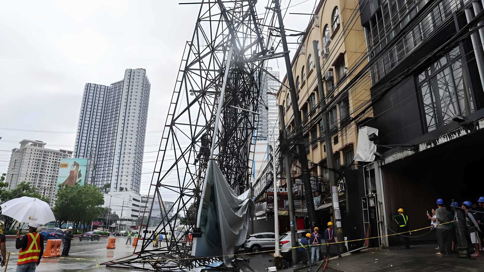 "ويفا" على الأبواب.. هونغ كونغ تتأهب لاستقبال إعصار مدمر (فيديو)