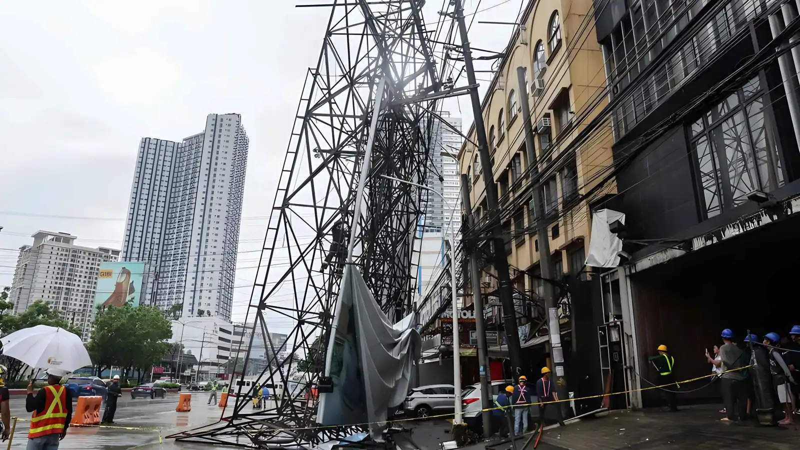 "ويفا" على الأبواب.. هونغ كونغ تتأهب لاستقبال إعصار مدمر (فيديو)