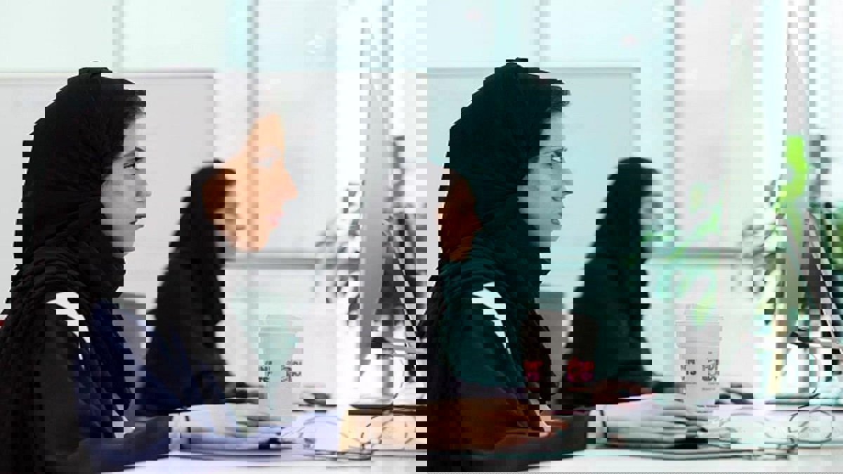 شبّه المرأة العاملة بـ"من تأكل بثديَيْها".. خطيب العيد في جدة يثير غضب السعوديات 