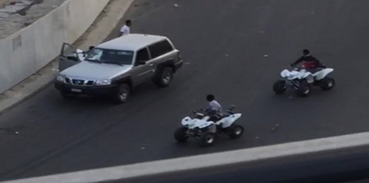 بالصور.. الأمير خالد الفيصل يكرّم سعودية صورت اعتداء "عصابة الدبابات" على رجل الأمن