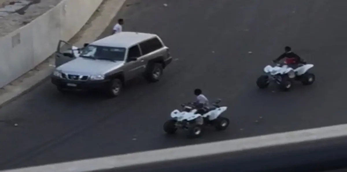 بالصور.. الأمير خالد الفيصل يكرّم سعودية صورت اعتداء "عصابة الدبابات" على رجل الأمن