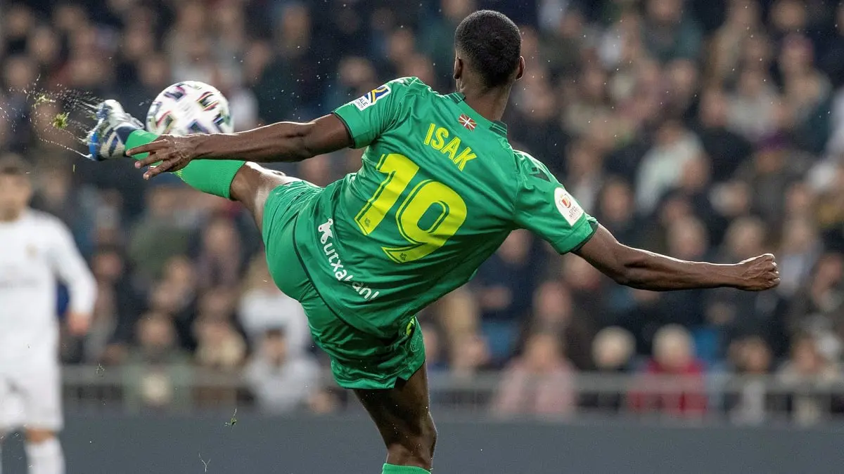 ألكسندر إيزاك مهاجم ريال سوسيداد على رادار برشلونة