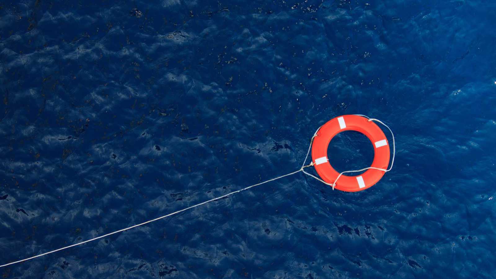 راكب يخاطر بحياته لإنقاذ امرأة سقطت في مياه البوسفور (فيديو)