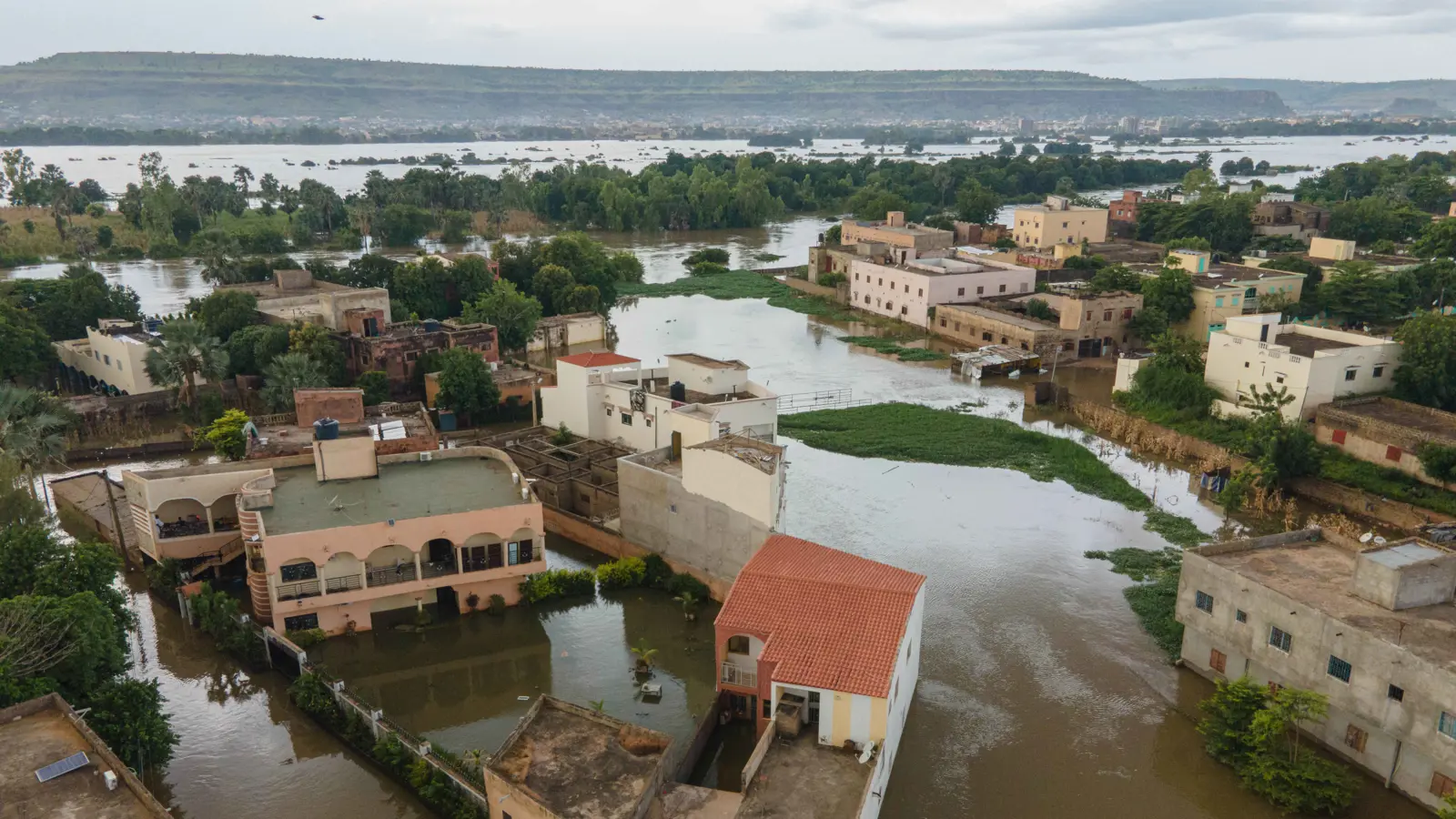 "أزمة متفاقمة".. الميليشيات والفيضانات "تهددان" نظام التعليم في مالي