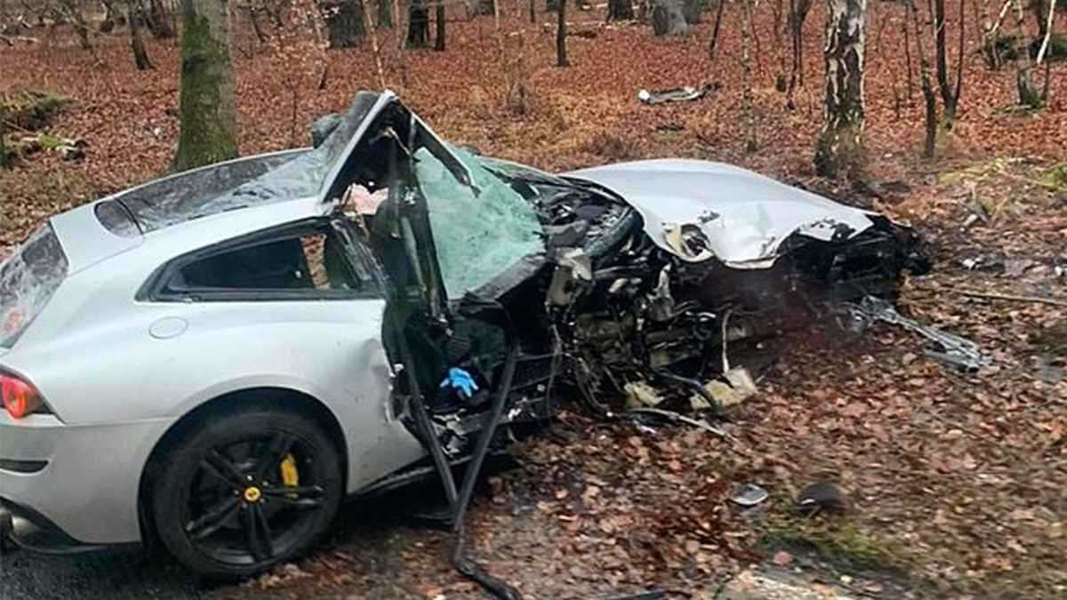 بعد نجاته بأعجوبة.. نجم وست هام يعرض حطام سيارته الفيراري للبيع