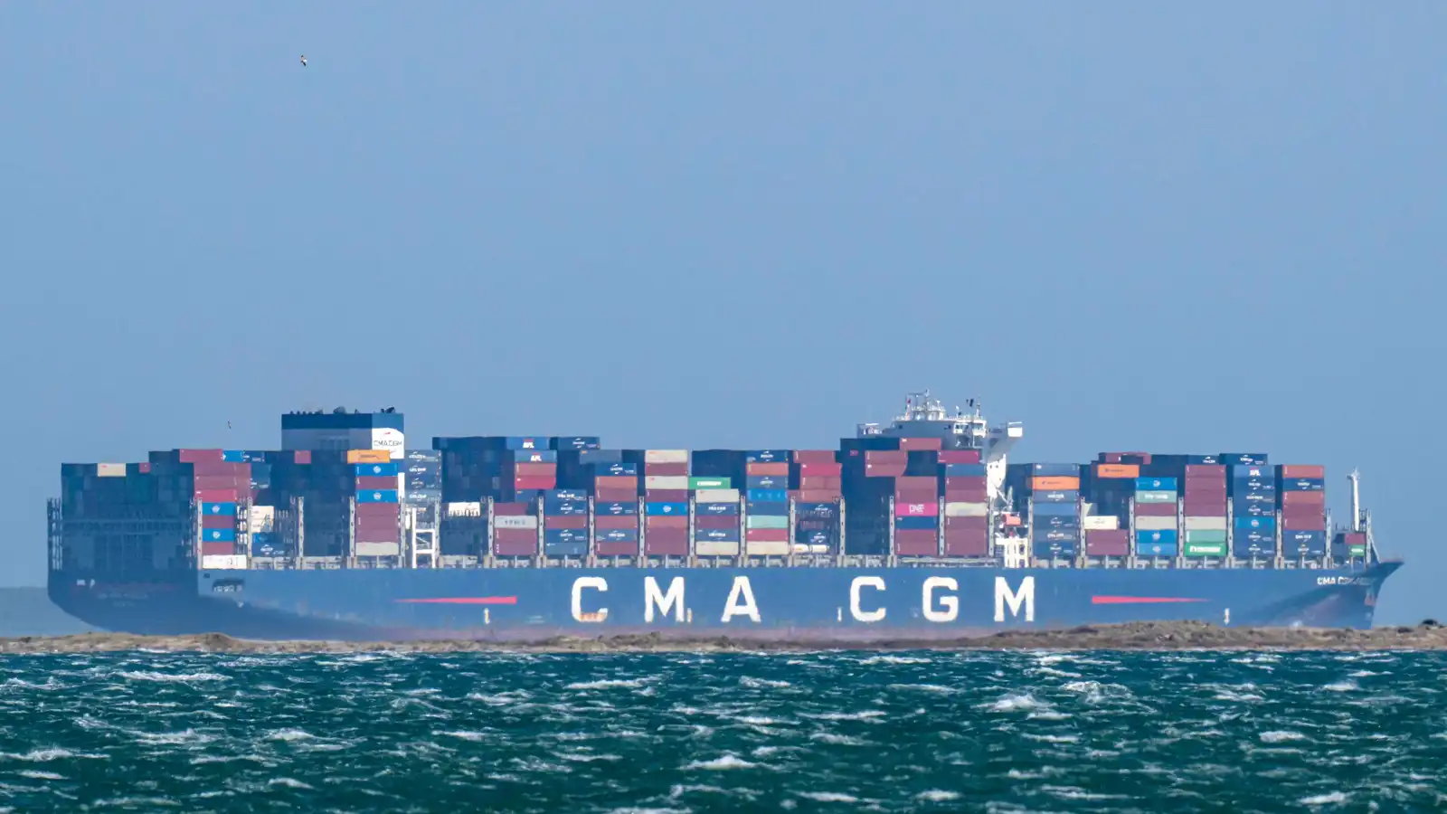 لغز السفينة الفرنسية.. لماذا تمكنت "CMA-CGM" من المرور عبر مضيق هرمز؟