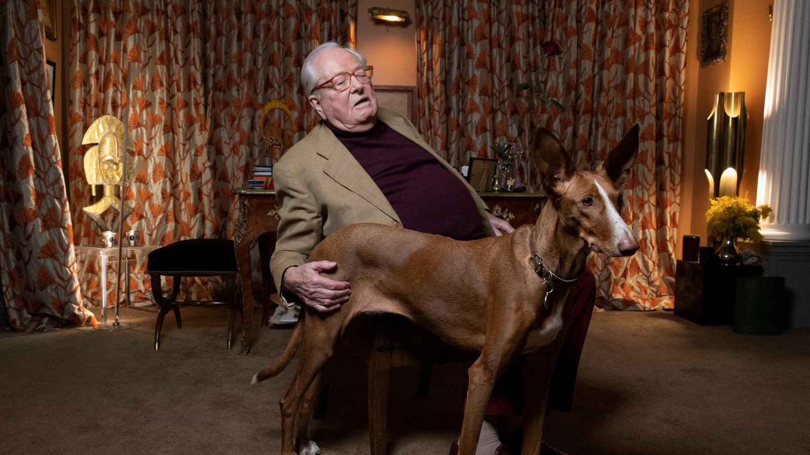 رئيس وزراء فرنسا يفجر غضب اليسار بعد وفاة جان ماري لوبان