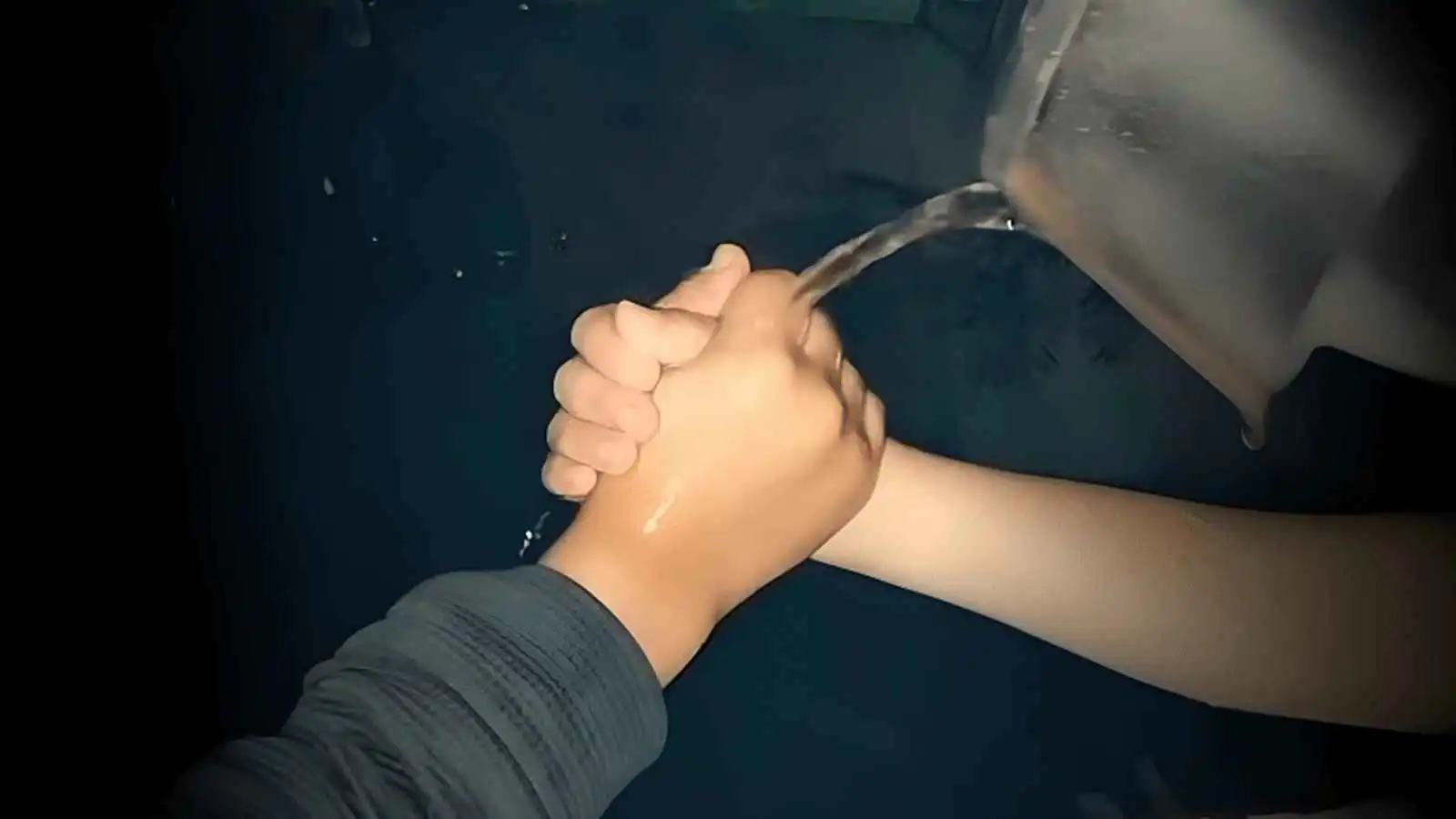 حرق اليدين باسم الصداقة.. تحدي "الماء المغلي" يشعل الغضب