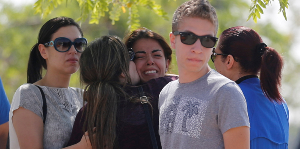 بالصور.. الحزنُ يخيّمُ على مطار القاهرة في انتظار معلوماتٍ عن الطائرة المصرية المختفية