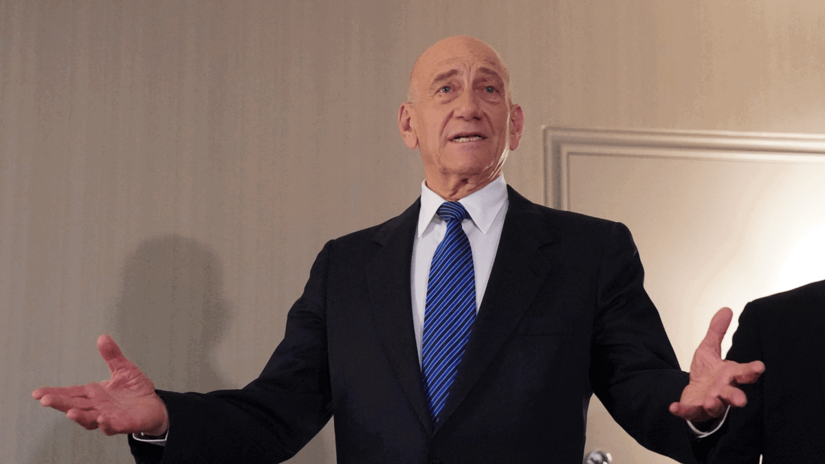 "خائن" وينشر "السم".. أولمرت يشن هجوما حادا على نتنياهو