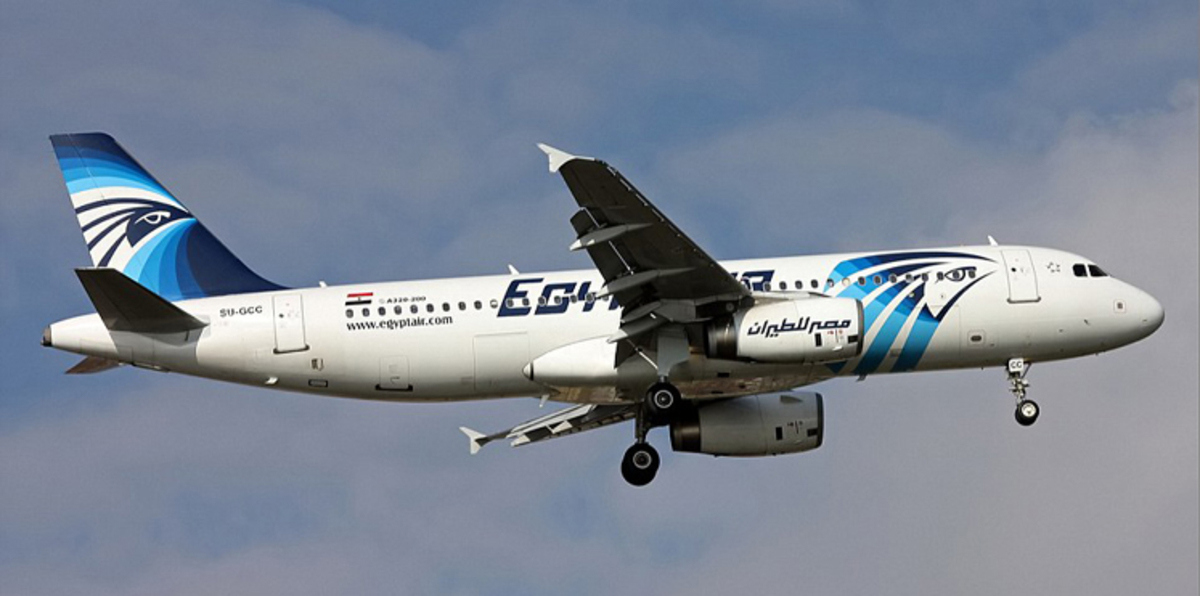 السيسي يأمر وزارة الطيران المدني والجيش بتحديد موقع الطائرة المفقودة