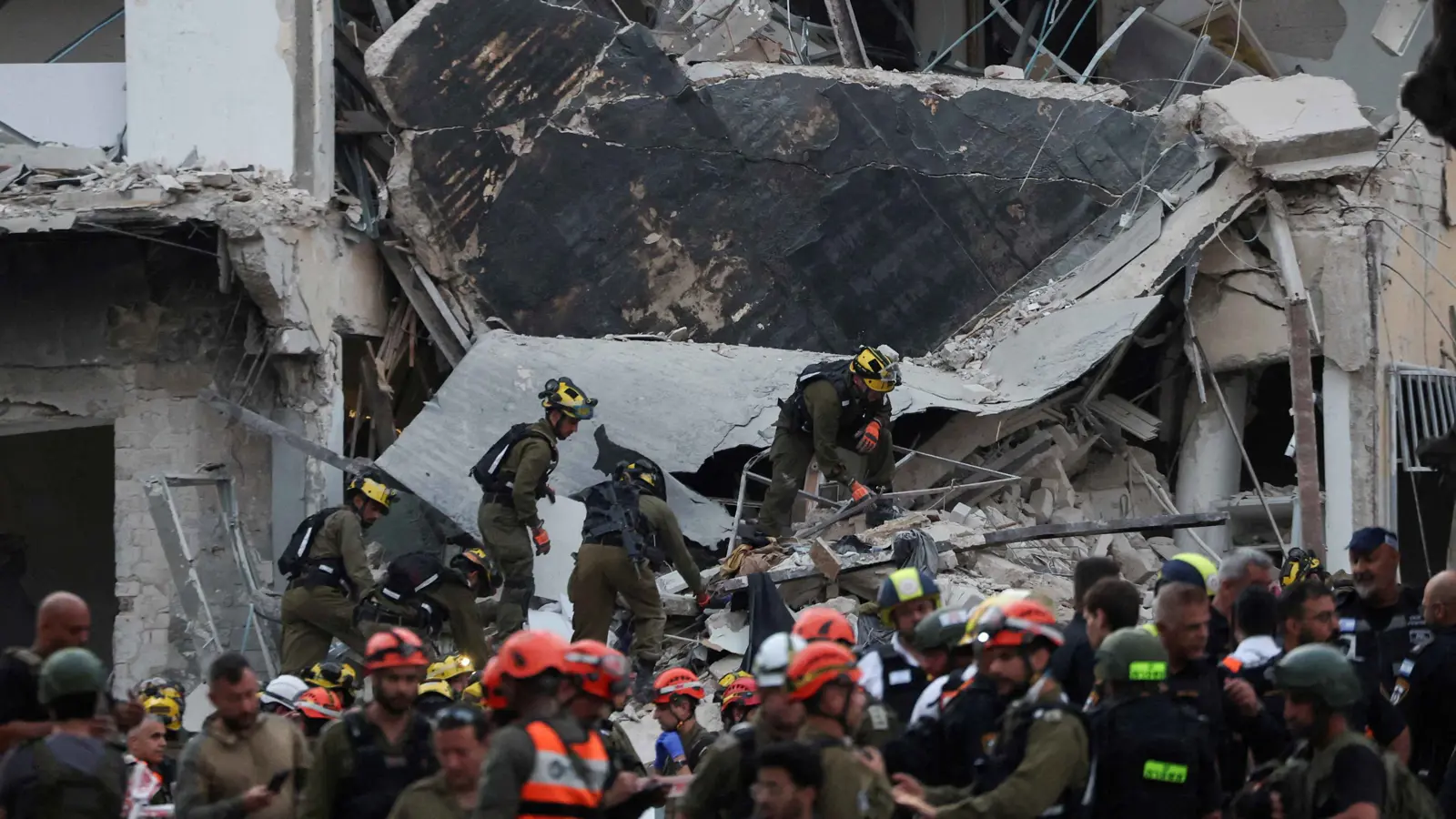 إصابات بين الإسرائيليين بدفعة جديدة من الصواريخ الإيرانية