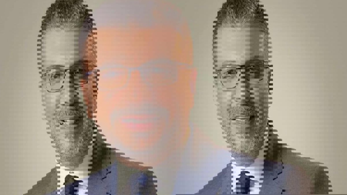 إصابة الإعلامي عمرو الليثي أثناء تصوير "واحد من الناس"
