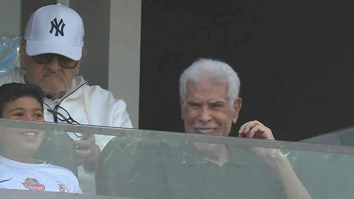 لفتة رائعة من جماهير شباب بلوزداد مع الأسطورة حسن شحاتة (صور) 