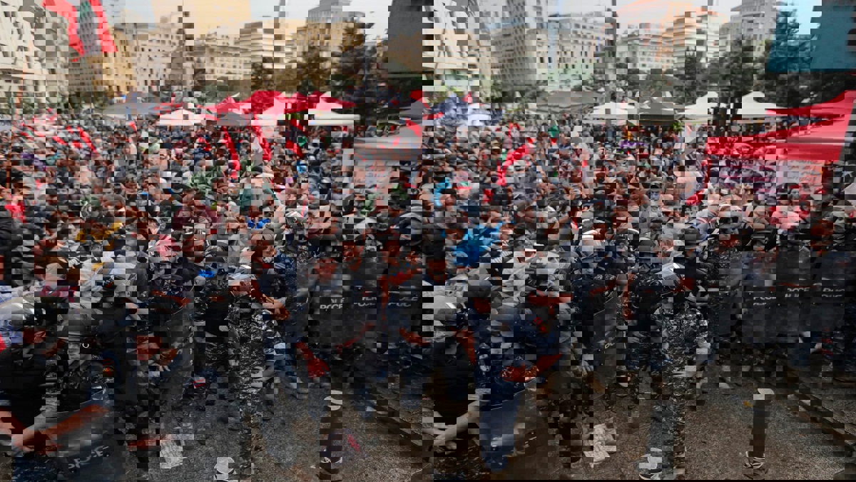 وسائل إعلام: إصابات باعتداء أنصار "حزب الله" على متظاهرين وسط بيروت  