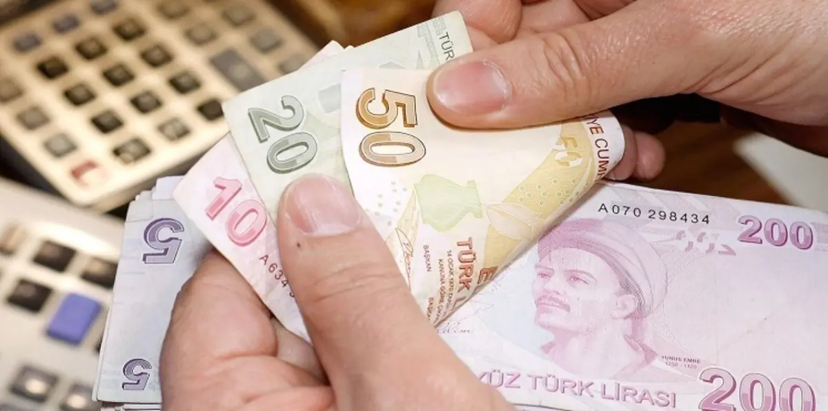 الليرة التركية تهبط إلى مستوى قياسي جديد أمام الدولار