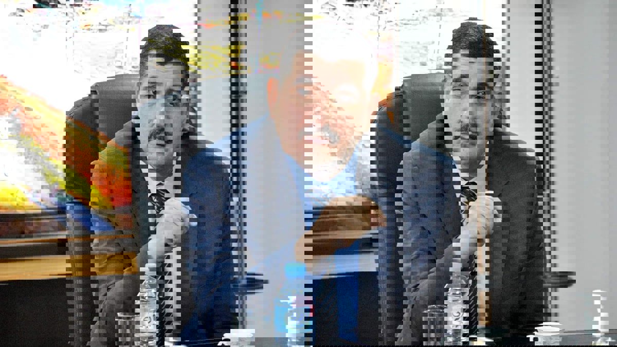 الرئيس الجزائري يقيل وزير النقل بسبب "خطأ فادح"