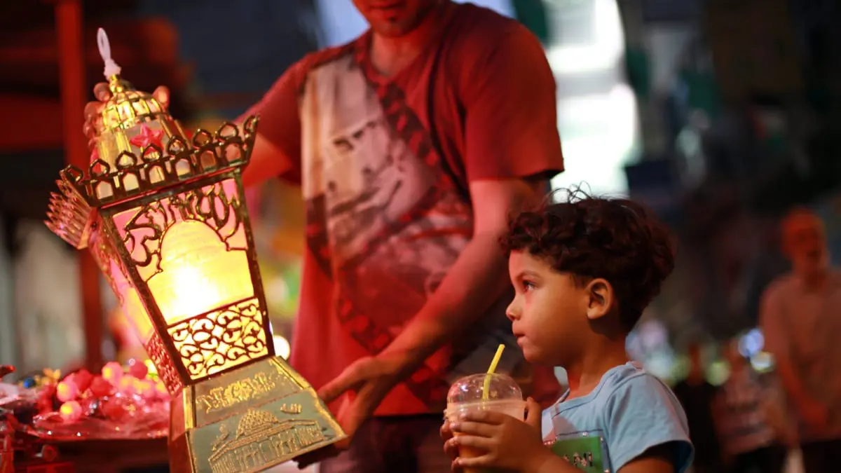 كورونا يلقي بظلاله القاتمة الكئيبة على المسلمين ويغير مسلمات شهر رمضان