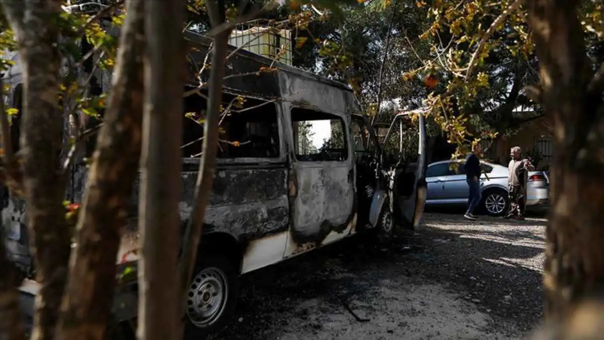 مستوطنون يضرمون النيران في سيارات ومنازل بالضفة الغربية (صور وفيديو)