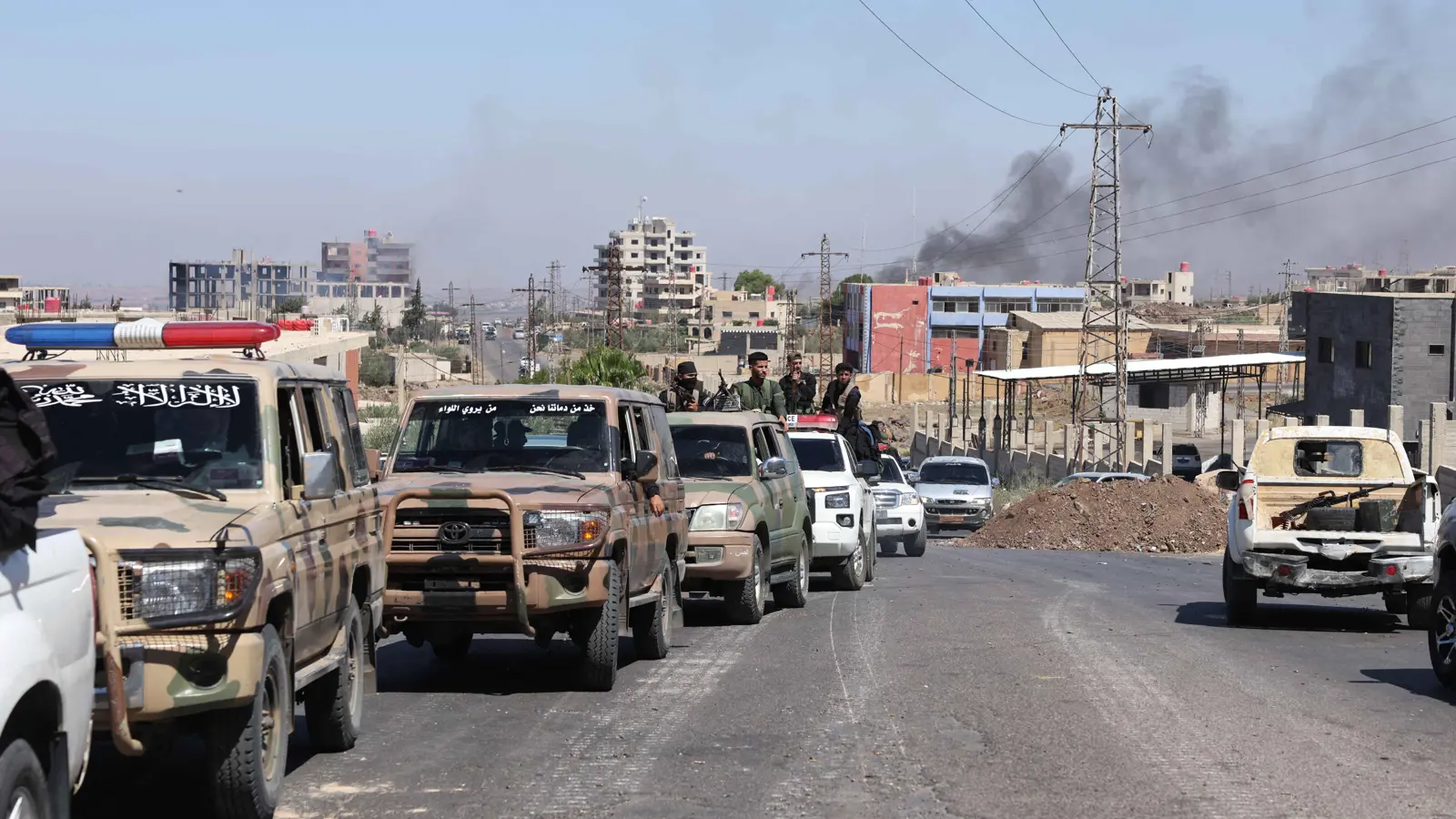 "القصف الإسرائيلي يعطله".. بدء انسحاب الجيش السوري من السويداء