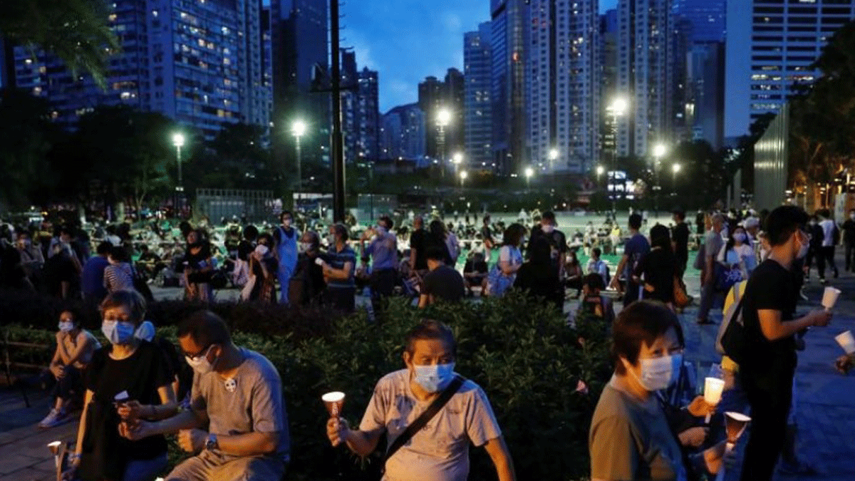 شرطة هونغ كونغ تفرق محتجين تجمعوا لإحياء ذكرى أحداث ميدان تيانانمين