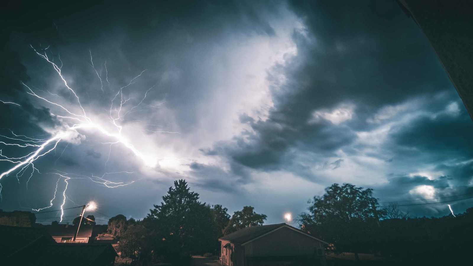 عشرات القتلى بصواعق رعدية عنيفة في الهند