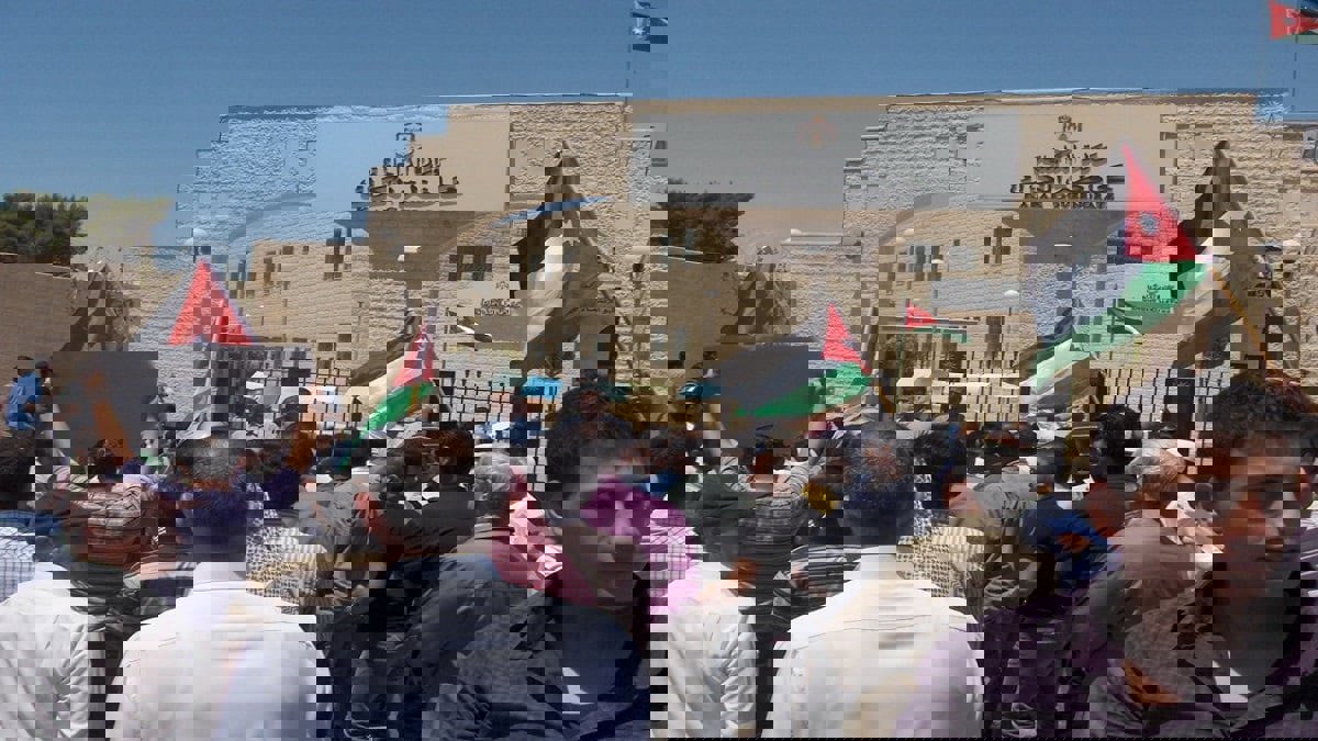 الأردن.. إصابة 7 رجال أمن خلال وقفة احتجاجية للمعلمين في الكرك (صور وفيديو)