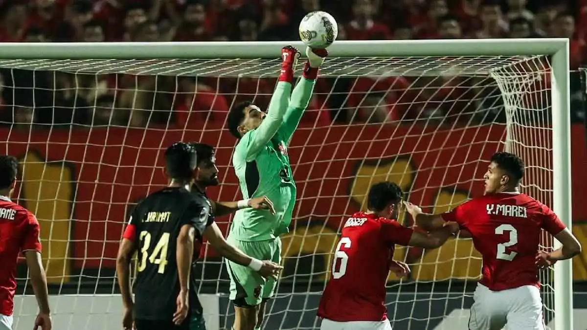 كميات مرعبة.. قذف قوارير جماعي بين جماهير الأهلي والجيش الملكي المغربي (فيديو)