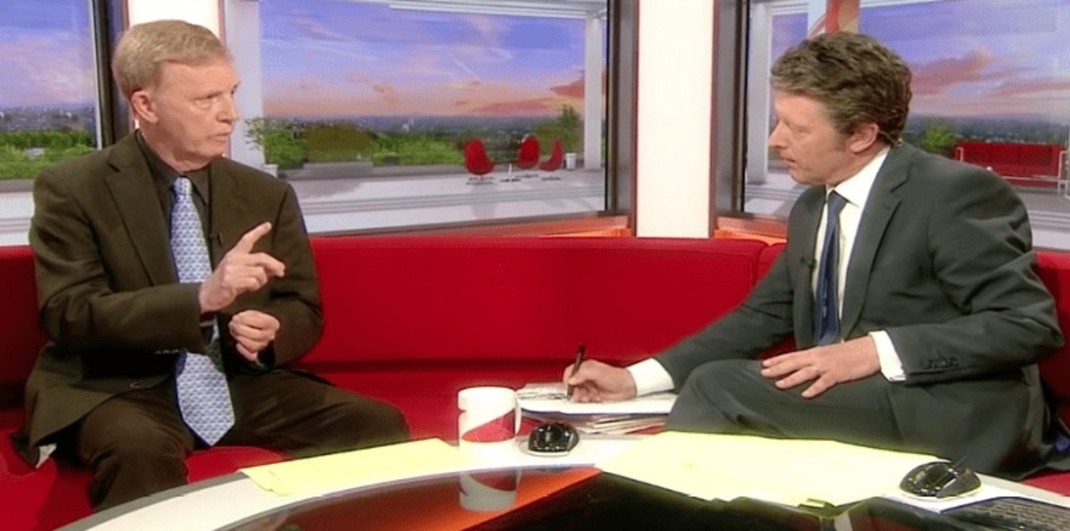 والد زوجة بشار الأسد يكافئ دبلوماسيا بريطانيا.. تعرف على السبب