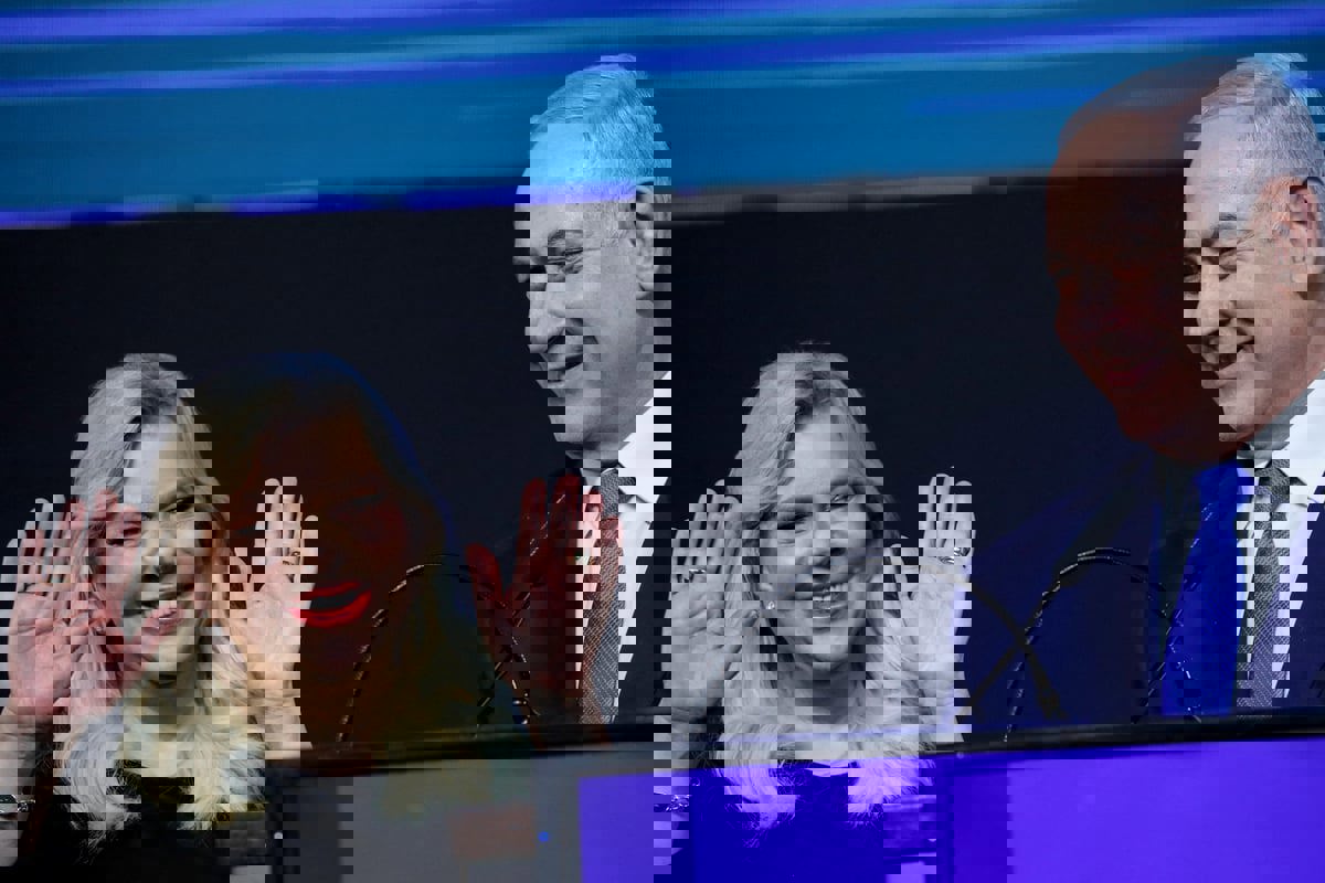 "معاريف" تكشف سبب غياب سارة نتنياهو عن المناسبات الرسمية