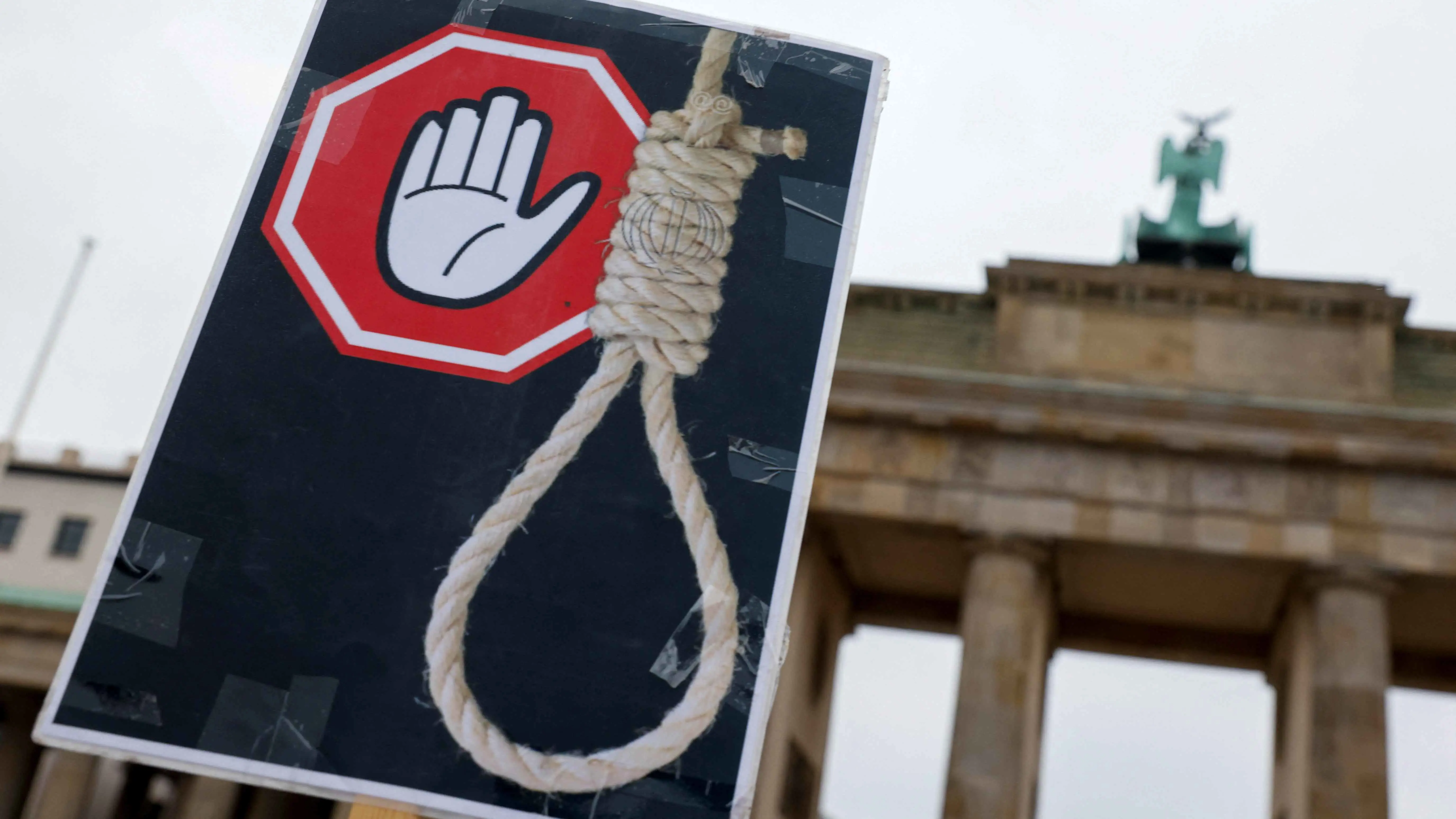 إعدام 8 سجناء بينهم امرأة ومواطن أفغاني في سجون إيران