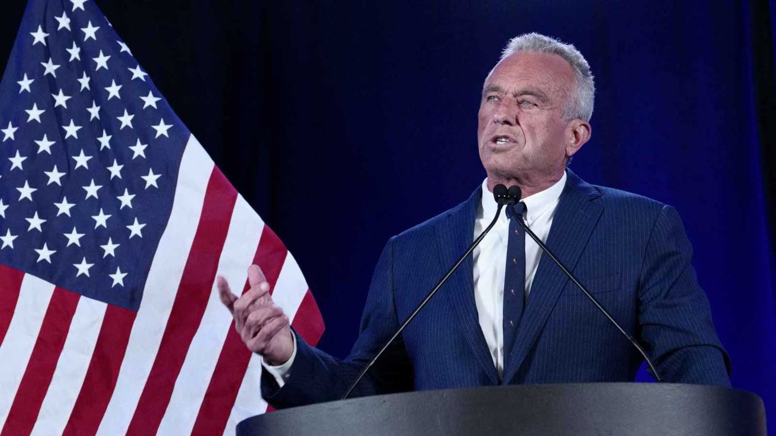 "يعرّض الشعب للخطر".. سناتور أمريكي يطالب وزير الصحة بتقديم استقالته