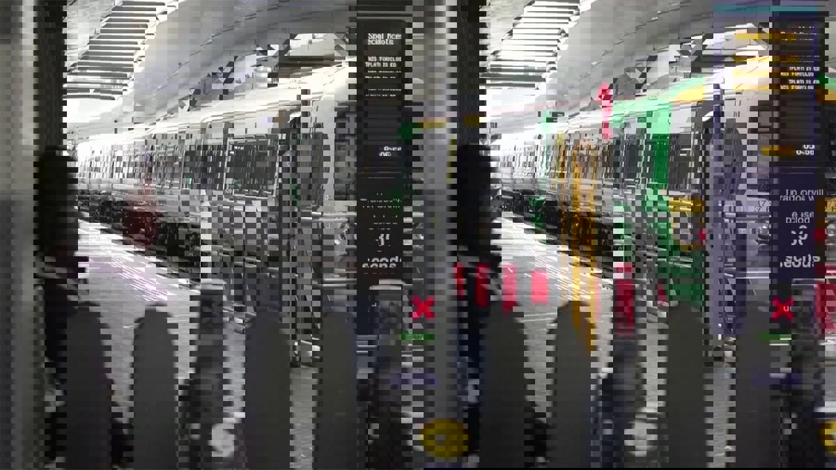 الإضراب يشل حركة السكك الحديدية البريطانية والنقابات تحذر من المزيد