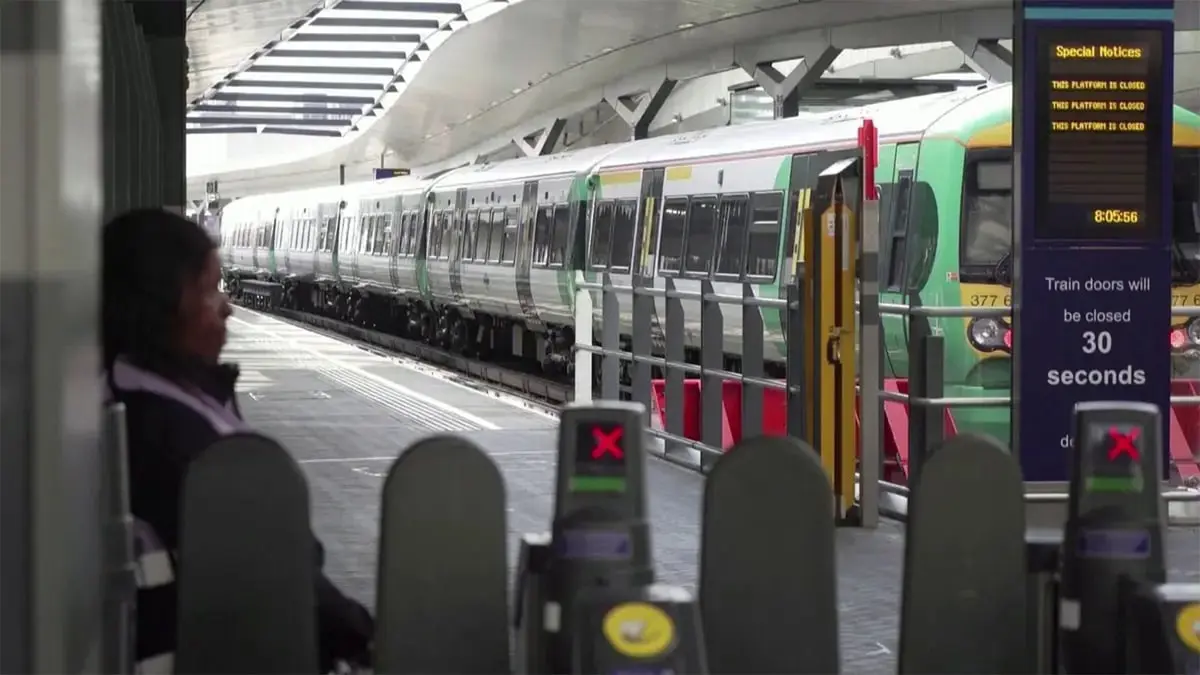 الإضراب يشل حركة السكك الحديدية البريطانية والنقابات تحذر من المزيد