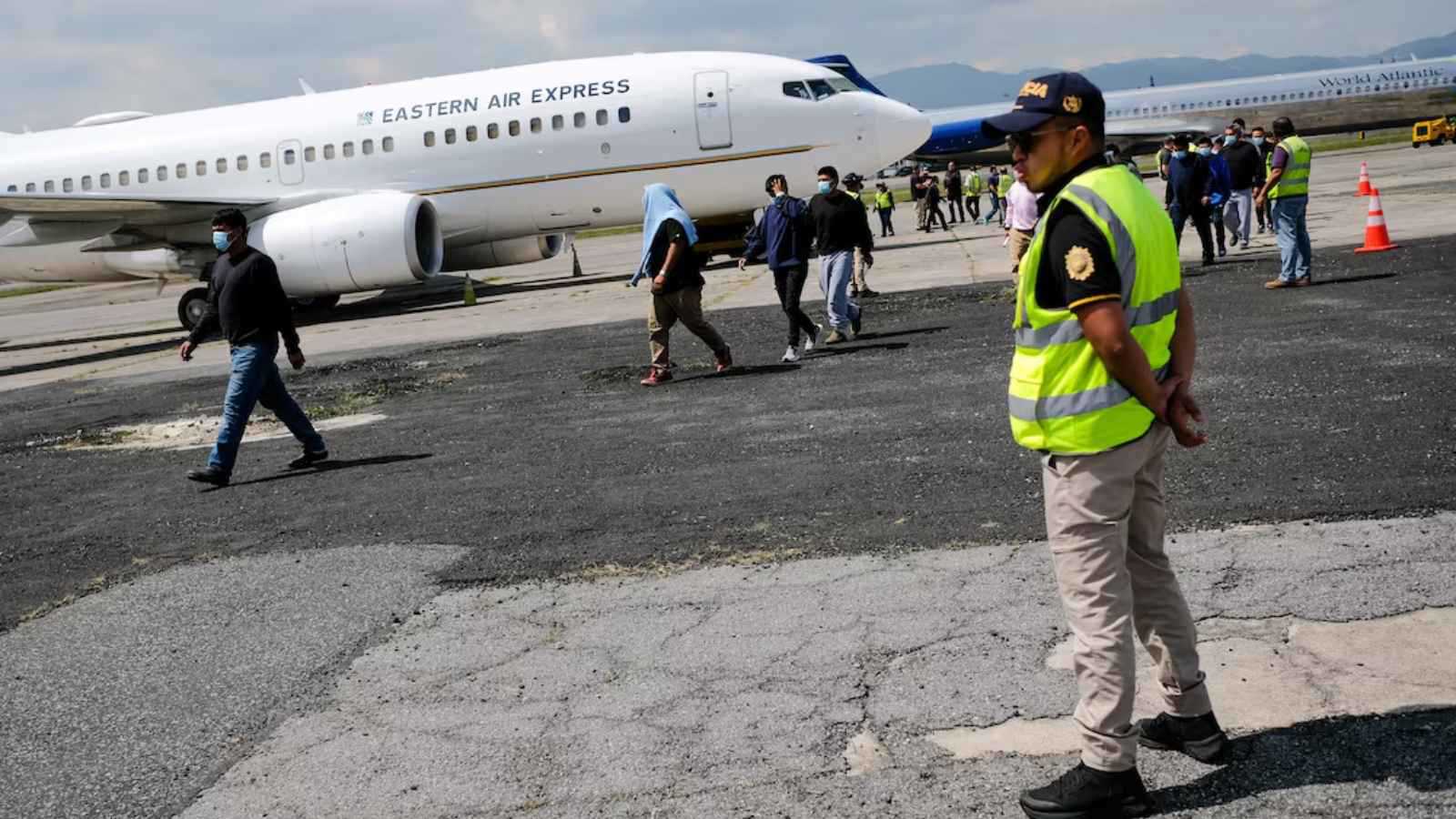 أول طائرة ترحيل من أمريكا تهبط في غواتيمالا