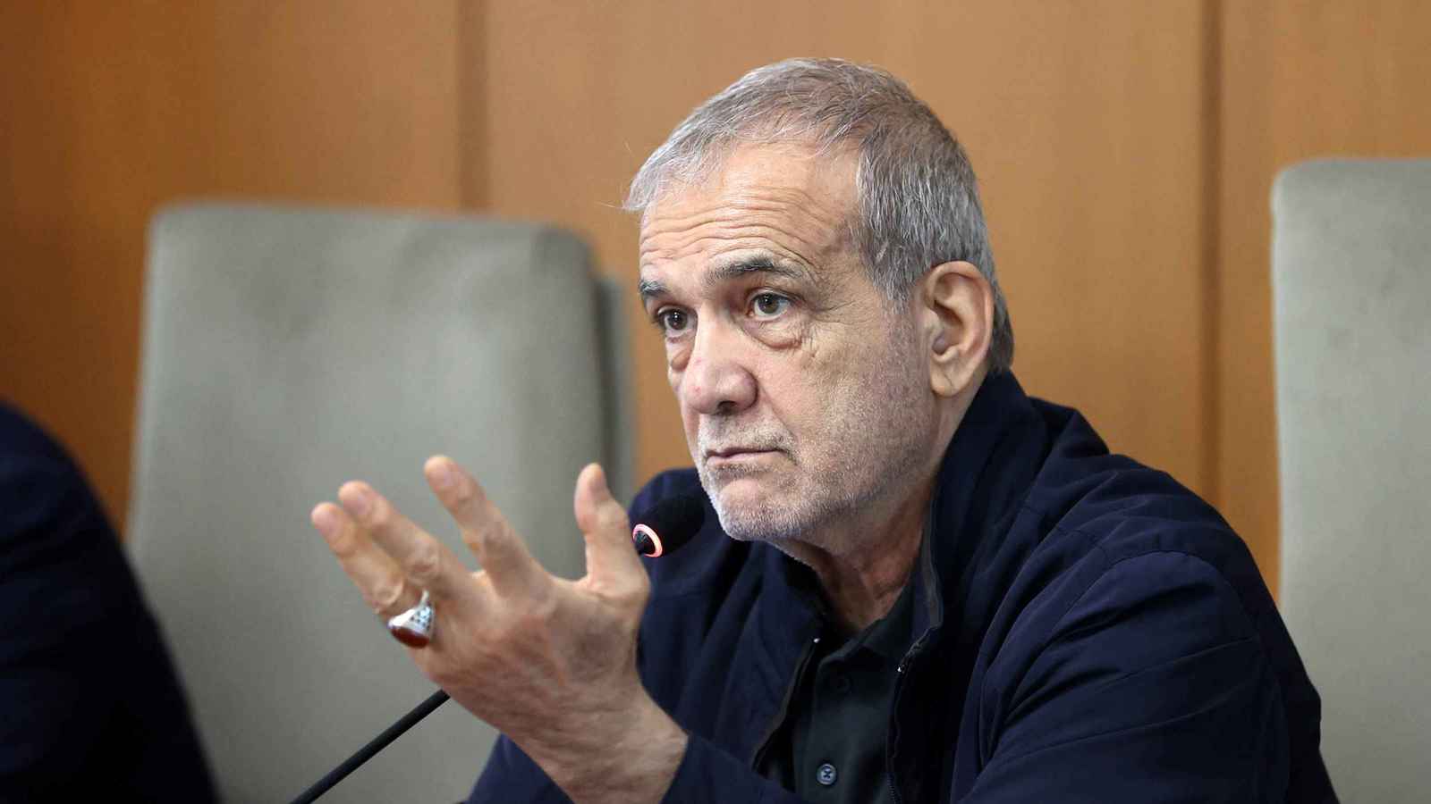 التفاوض مع واشنطن يثير خلافات واسعة بين حكومة بزشكيان والحرس الثوري