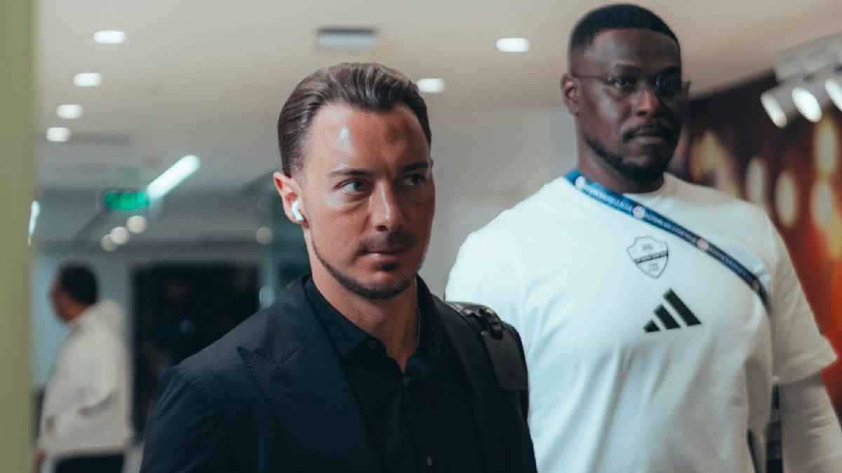 3 بطولات.. يايسله يوجه رسالة نارية للاعبي الأهلي السعودي 